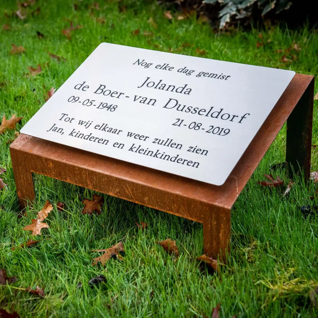 Grafmonument in balans met Corten staal en RVS met freesgravure foto 4