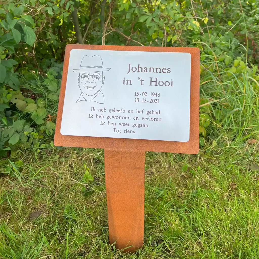 Grafmonument Standvastig van Cortenstaal en RVS met freesgravure en foto of afbeelding overzicht