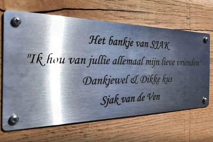 Bankplaatje van RVS door middel herdenking van Sjak van den Ven