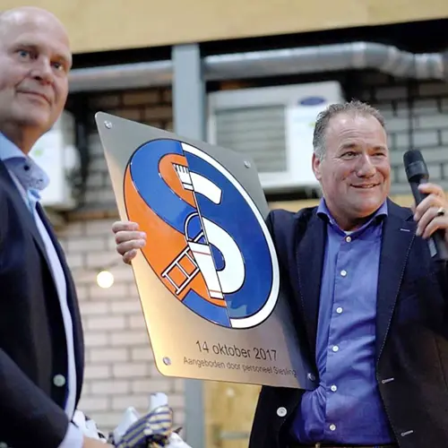 Overhandiging Siesling logo jubielum bord