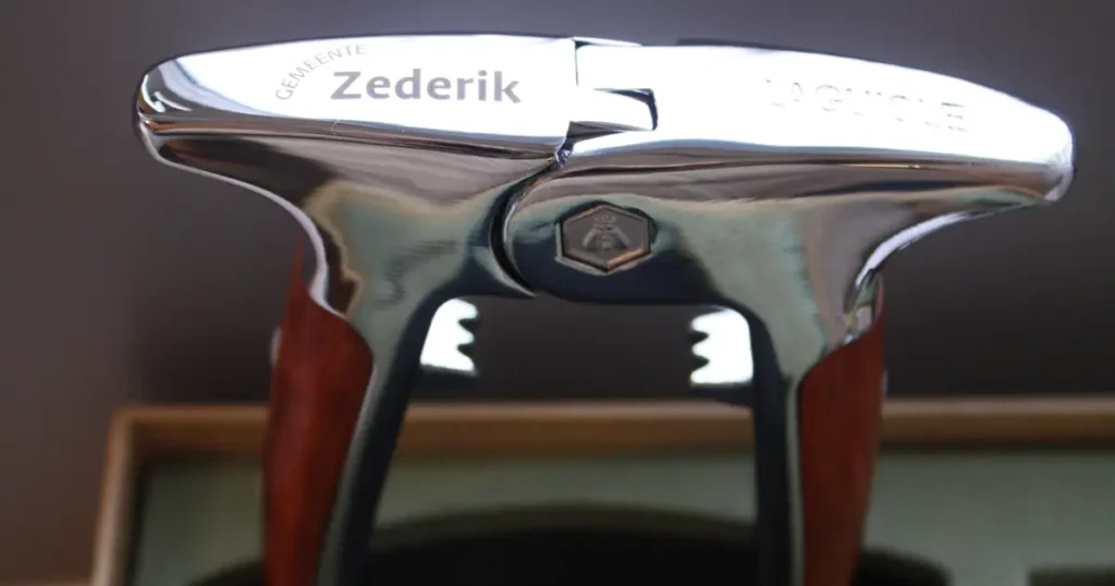 Relatiegeschenk. Een RVS kurkentrekker met de laser graveren