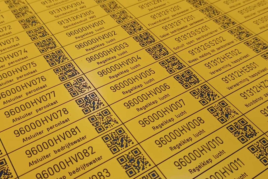 Een QR-code graveren op een industrieel plaatje voor de installatie bouw.