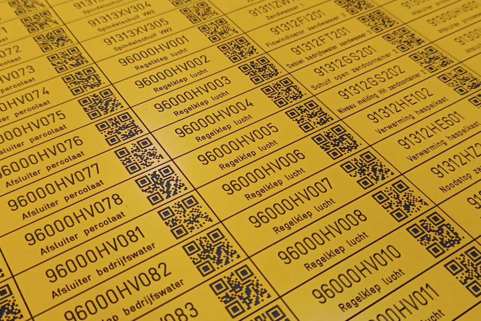 Gegraveerde QR-codes tegen fraude: RVS, aluminium, kunststof