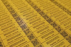 Een QR-code graveren op een industrieel plaatje voor de installatie bouw.
