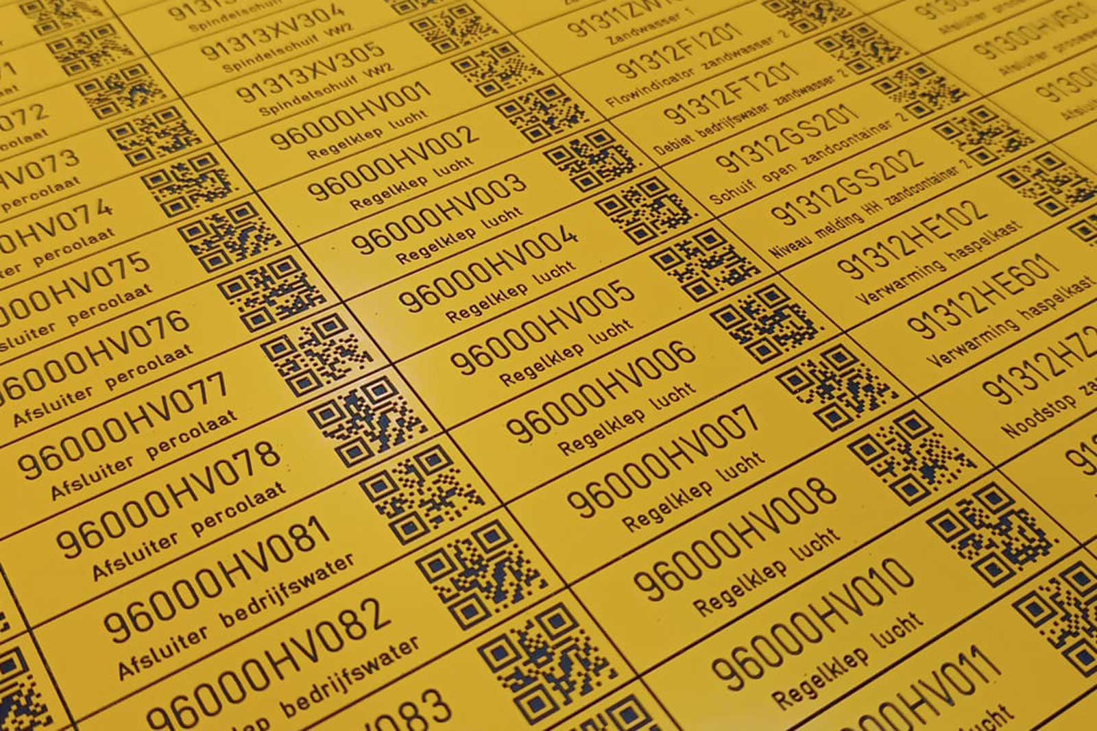 Een QR-code graveren op een industrieel plaatje voor de installatie bouw.