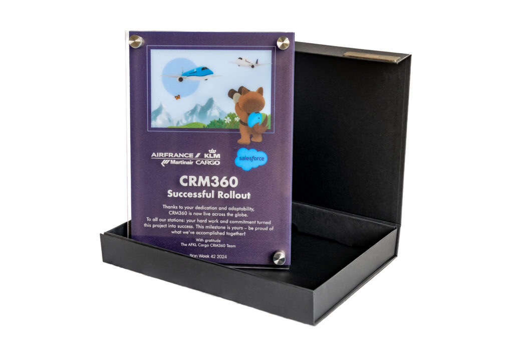 Een gegraveerde plexiglas plaat voor medewerkers van KLM