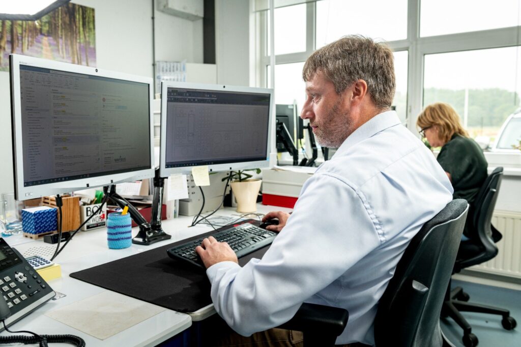 Edwin die graveerwerk aan het voorbereiden is