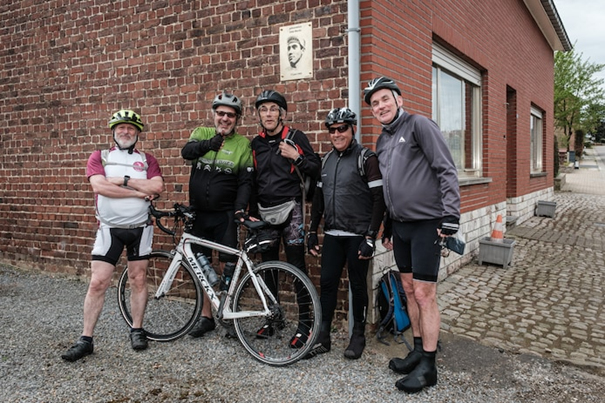 Messing gedenkplaquette voor Eddy Merckx groepsfoto