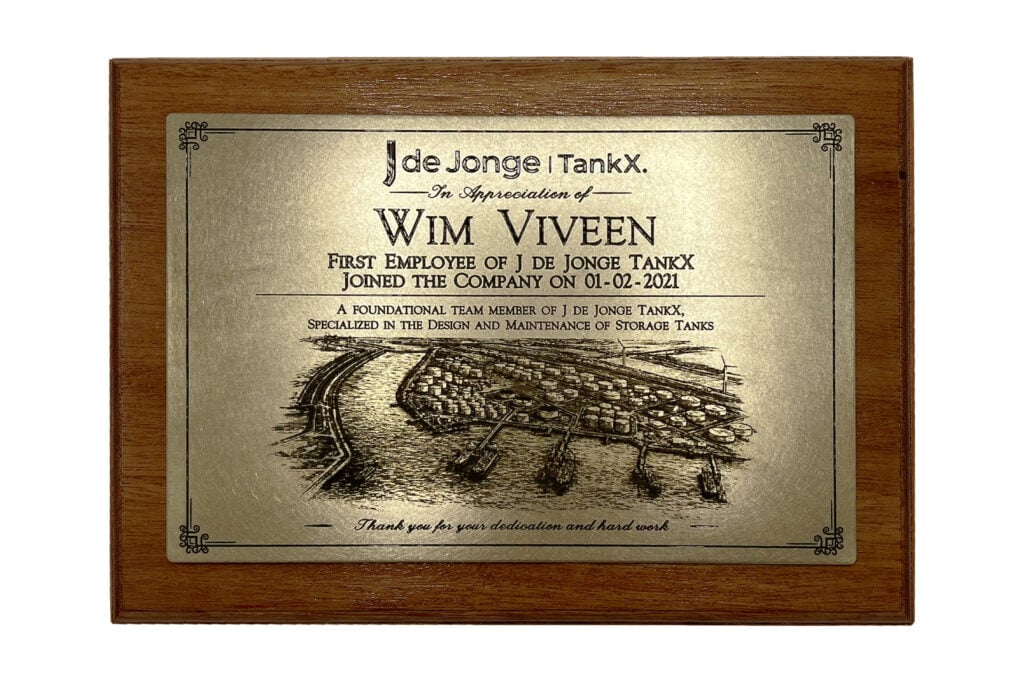 messing plaquette op een houten plaat
