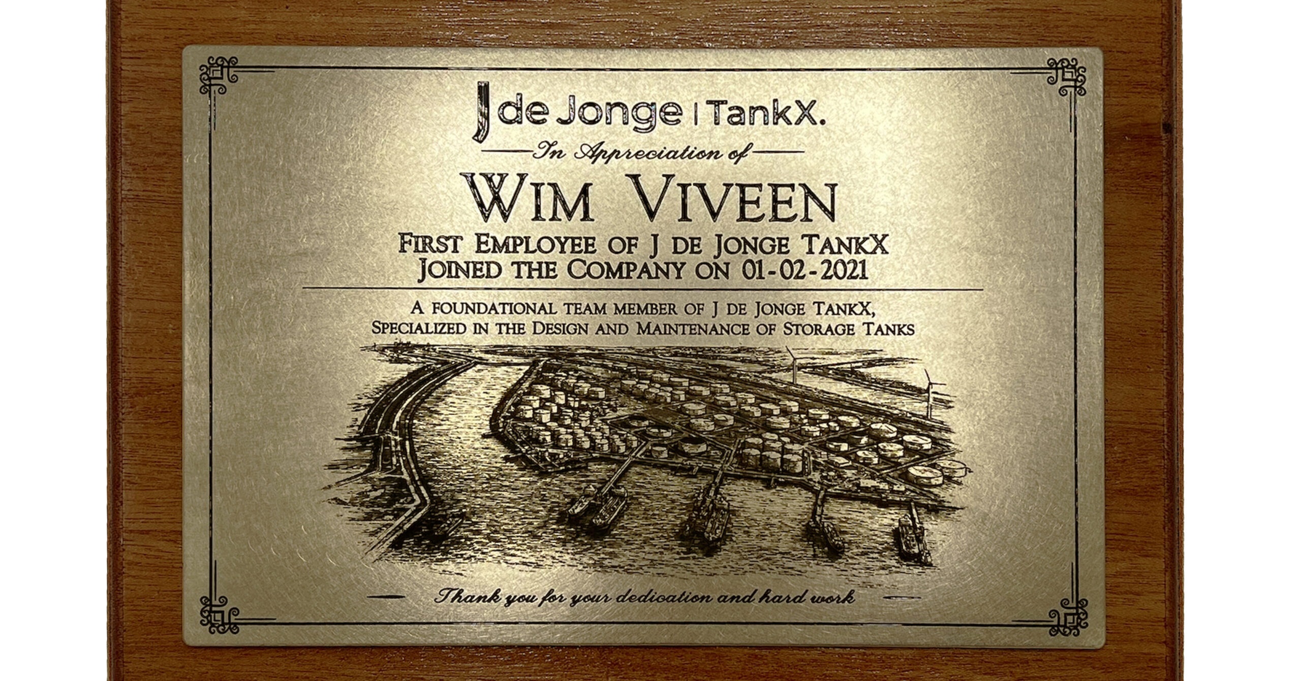 messing plaquette op een houten plaat