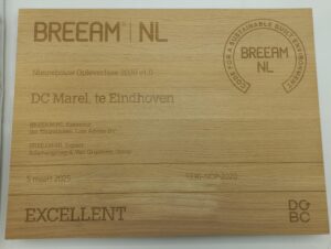 Hout met freesgravure ingelakt met grondverf
