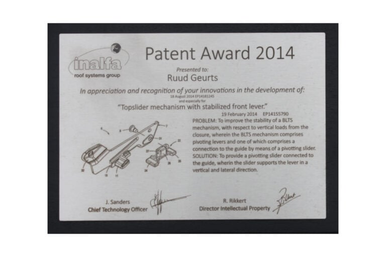 RVS award met lasergravure en een gelakte houten achterplaat
