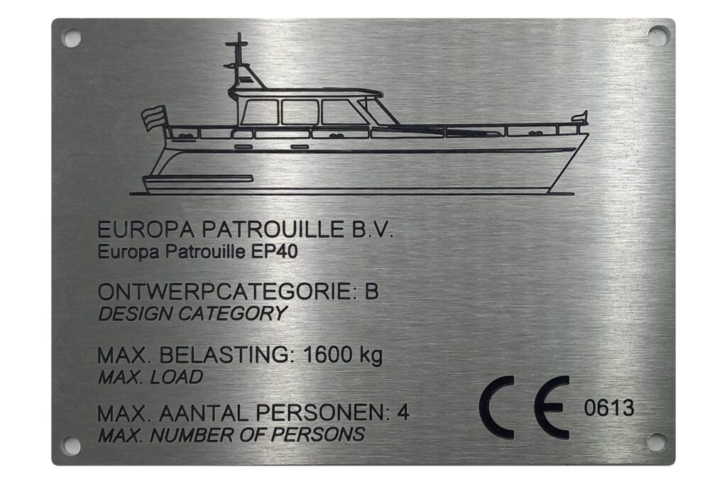 RVS typeplaat met freesgravure en een boot