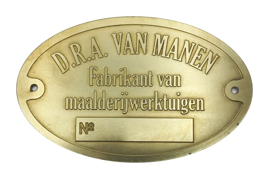 Messing merklabel geëtst