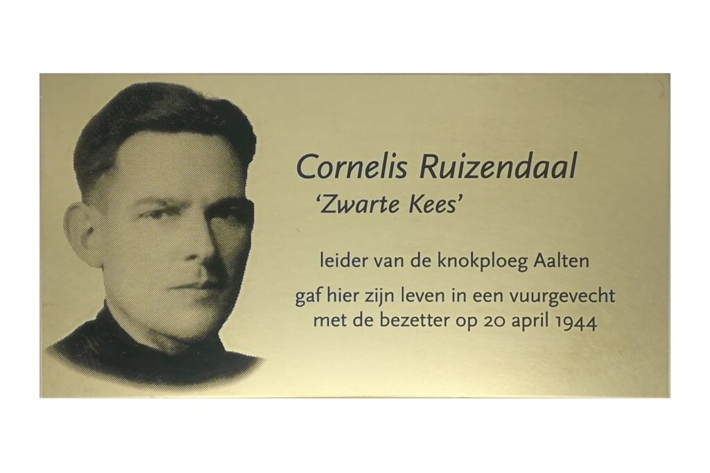 Oorlogsmonument van richtingloos geborsteld messing